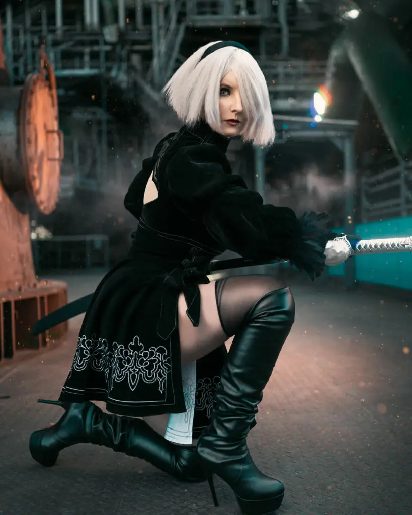 2B Cosplay Action Schwert Action Pose mit Sahhki