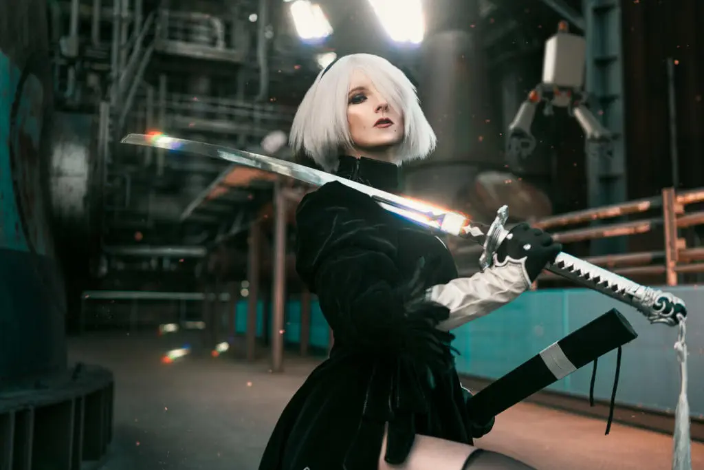 2B Cosplay Schwertpose mit Sahhki